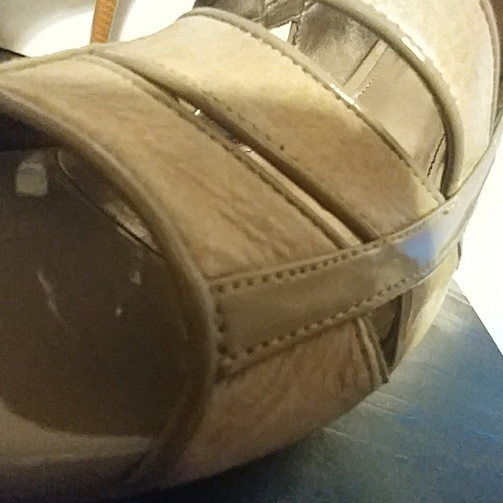🔥CALVIN KLEIN🔥OLIVE PATENT HEELS - Picture 7 of 7